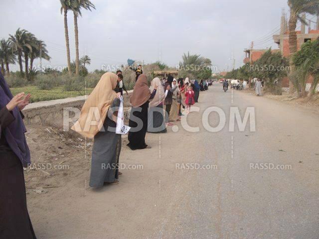 سلسلة بشرية لنساء ضد الانقلاب بـ”الفيوم”