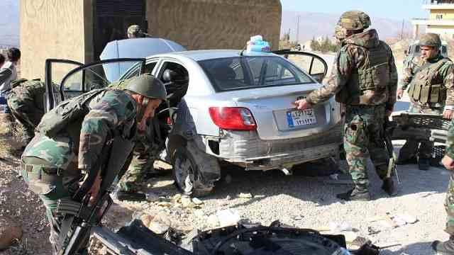 مصرع 3 عسكريين وإصابة آخرون في تفجير انتحاري بلبنان