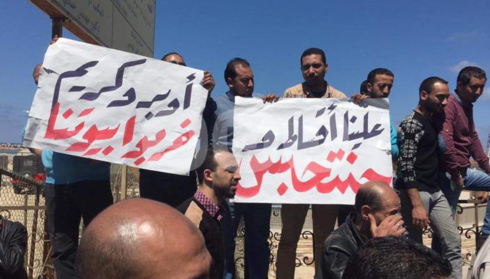 بالصور.. بسبب “أوبر” و”كريم”.. سائقو تاكسي الإسكندرية يضربون عن العمل