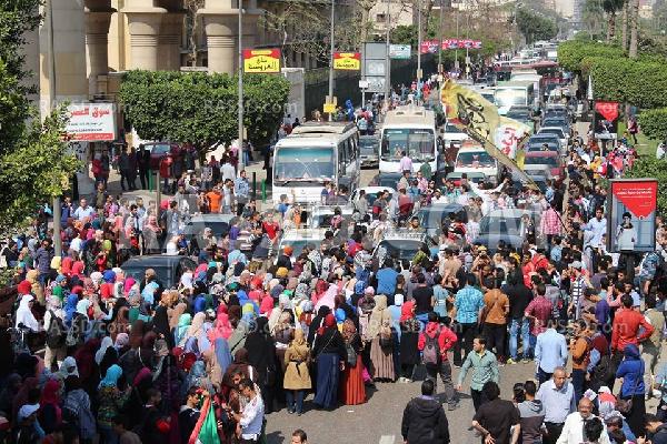 مظاهرة حاشدة بجامعة عين شمس تنديدًا بفصل الطلاب