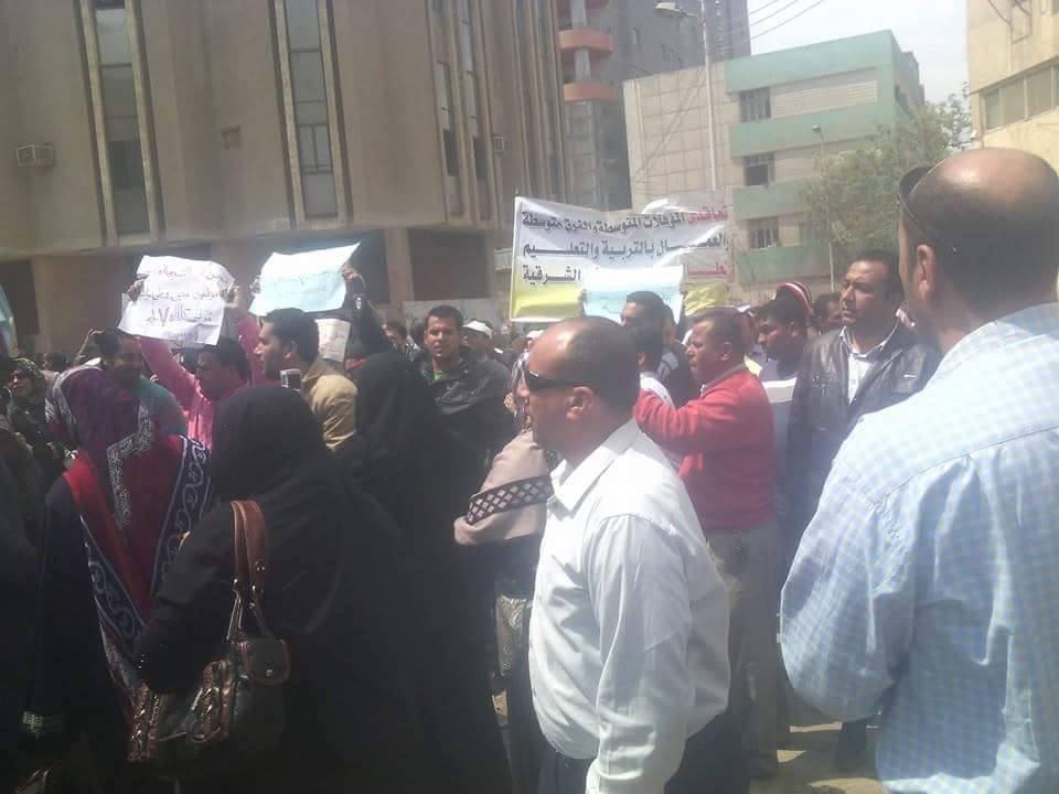 بالصور.. وقفة احتجاجية لمعلمي التعاقد أمام مبنى محافظة الشرقية