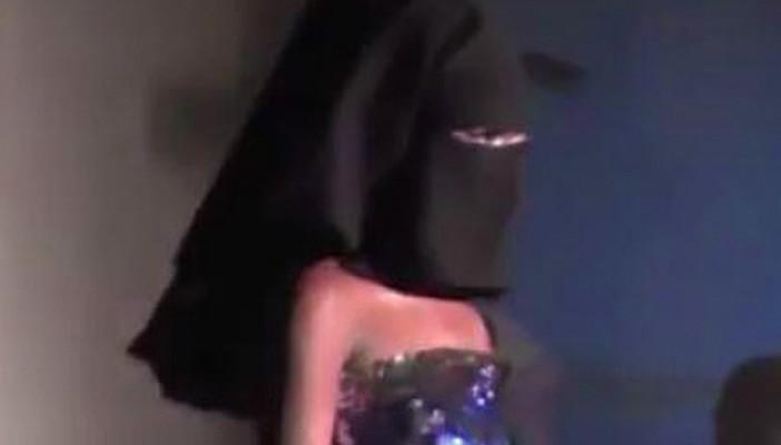 بالفيديو.. عرض أزياء “نصف عارٍ” بالنقاب في وسط القاهرة