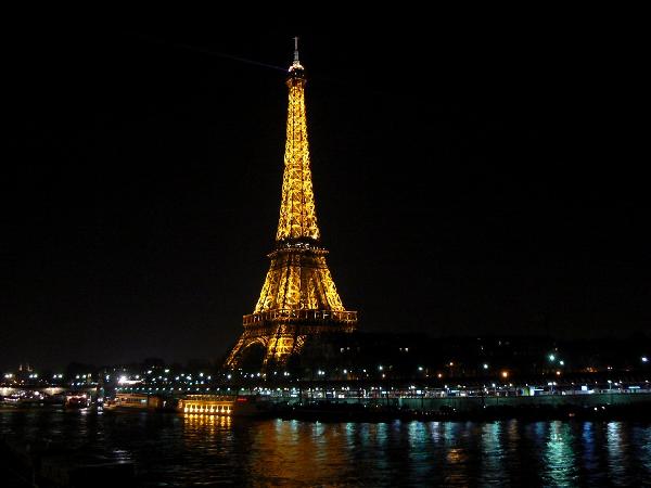 اخلاء برج “ايفل” بباريس بعد  انذار بتفجيره