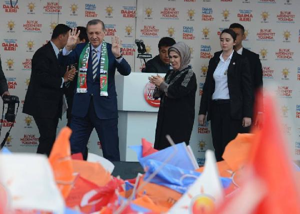 “أردوغان” يرفع شعار “رابعة” بعد فوز حزبه في انتخابات البلدية