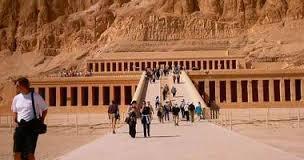 أحد أفردا داخلية الانقلاب يتحرش بالسائحات في أسوان