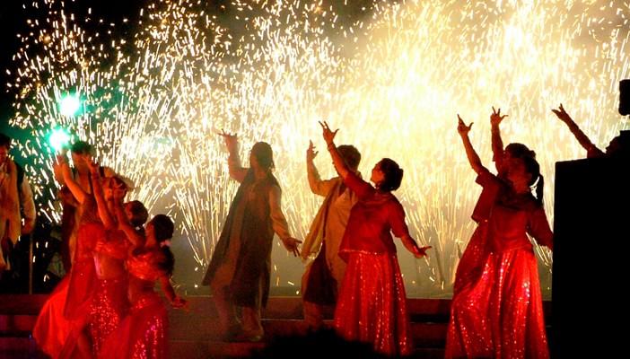 باتشان ورقص بوليوود يسرق اهتمام الشارع المصري