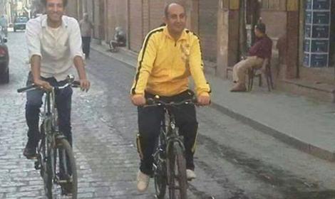 خالد علي ينافس السيسي بركوب الدراجات