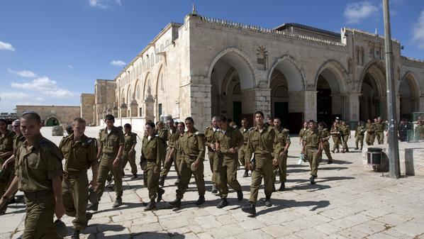 “صهاينة” يقتحمون ساحات “الأقصي” والمصلون يتصدون بالتكبير