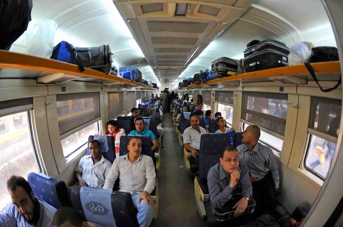 معدات معمار تثير الذعر بقطار دمنهور