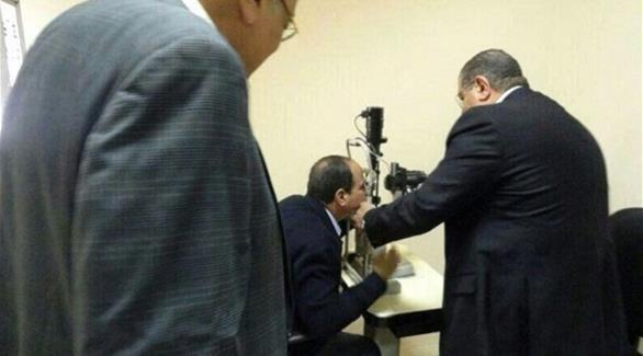 نشطاء يسخرون من صورة السيسي في الكشف الطبي