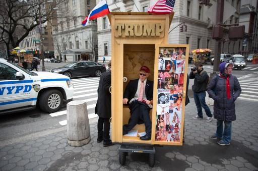 بالصور.. مسيرة في نيويورك تتوج ترامب “ملكًا للحمقى”