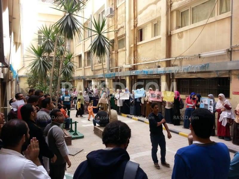 وقفة لطلاب كلية الأسنان بجامعة الإسكندرية تنديدًا باعتقال زملائهم