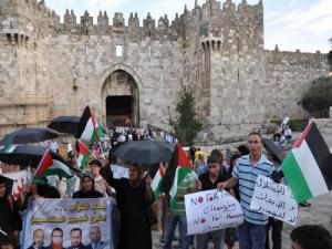 مواجهات عنيفة في باب العمود احتجاجا علي استشهاد “أبو حمدية”