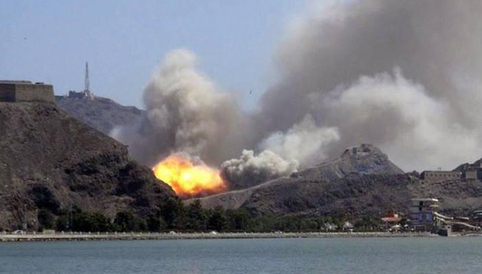 خاص.. بوارج مصرية تقصف معسكرا للحوثيين بعدن