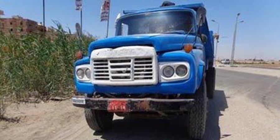 ضبط سيارة نقل تلقي مخلفات البناء في شوارع السويس