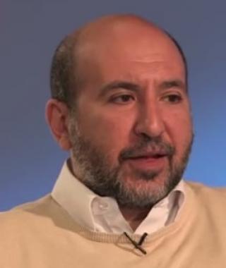 أكاديمي بالجامعة الأميركية: السيسي في ورطة والنظام لم يعد متماسكًا