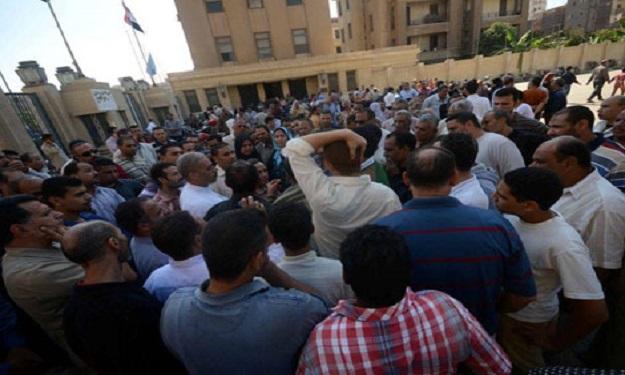 عمال وبريات سمنود يضربون عن العمل حتى صرف مستحقاتهم