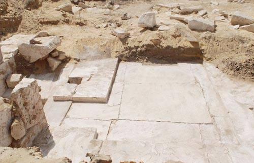 “الآثار” تكتشف بقايا هرم في دهشور