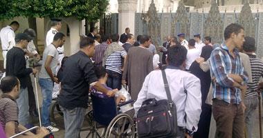 ذوو الإعاقة يتظاهرون أمام مجلس الوزراء للمطالبة بتعينهم