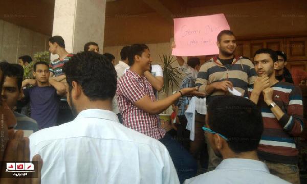 طلاب هندسة الزقازيق يطالبون بإقالة العميد