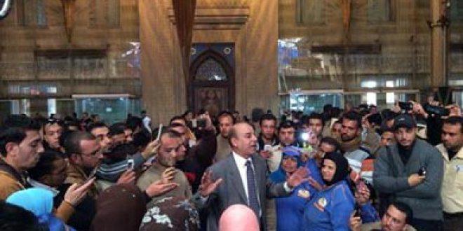 عشرات العاملين بـ”السكة الحديد” يتجمهرون داخل محطة مصر لصرف رواتبهم