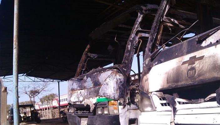 مجهولون يشعلون النيران بأتوبيس نقل عام في الإسكندرية