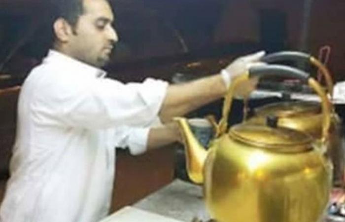 بتقرير أمني.. عالم مصري يتحول من رئيس مختبرات طبية إلى بائع “شاي”