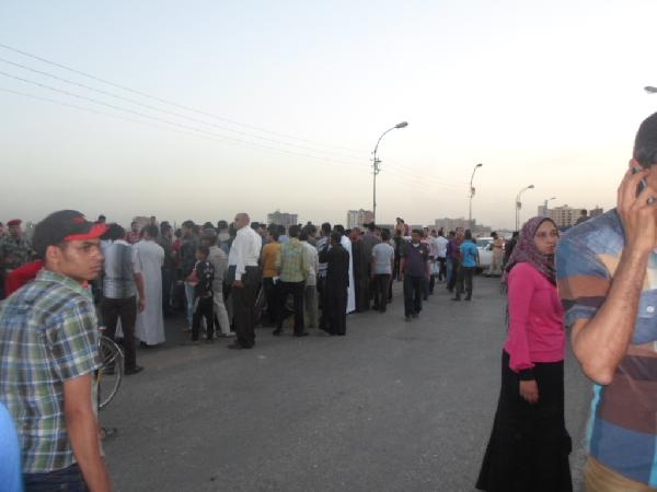 أهالي فتاة مختطفة بسوهاج يقطعون كوبري أخميم