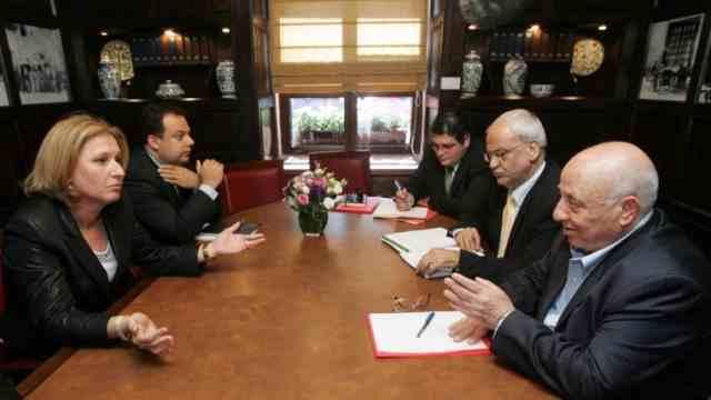 الاحتلال الصهيوني يلغي قرار الإفراج عن معتقليين فلسطينين