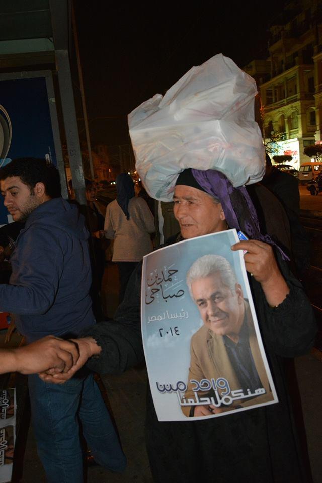 إستغلال أحد الفقراء في الترويج لـ”صباحي” خلال وقفه لحملته