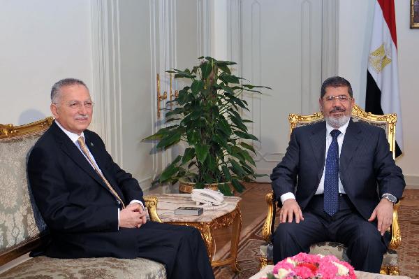 الرئيس يبحث مع أوغلو سبل حل الأزمة السورية بالطرق السلمية