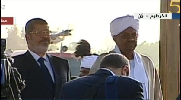 بالفيديو .. وصول الرئيس مرسي للسودان