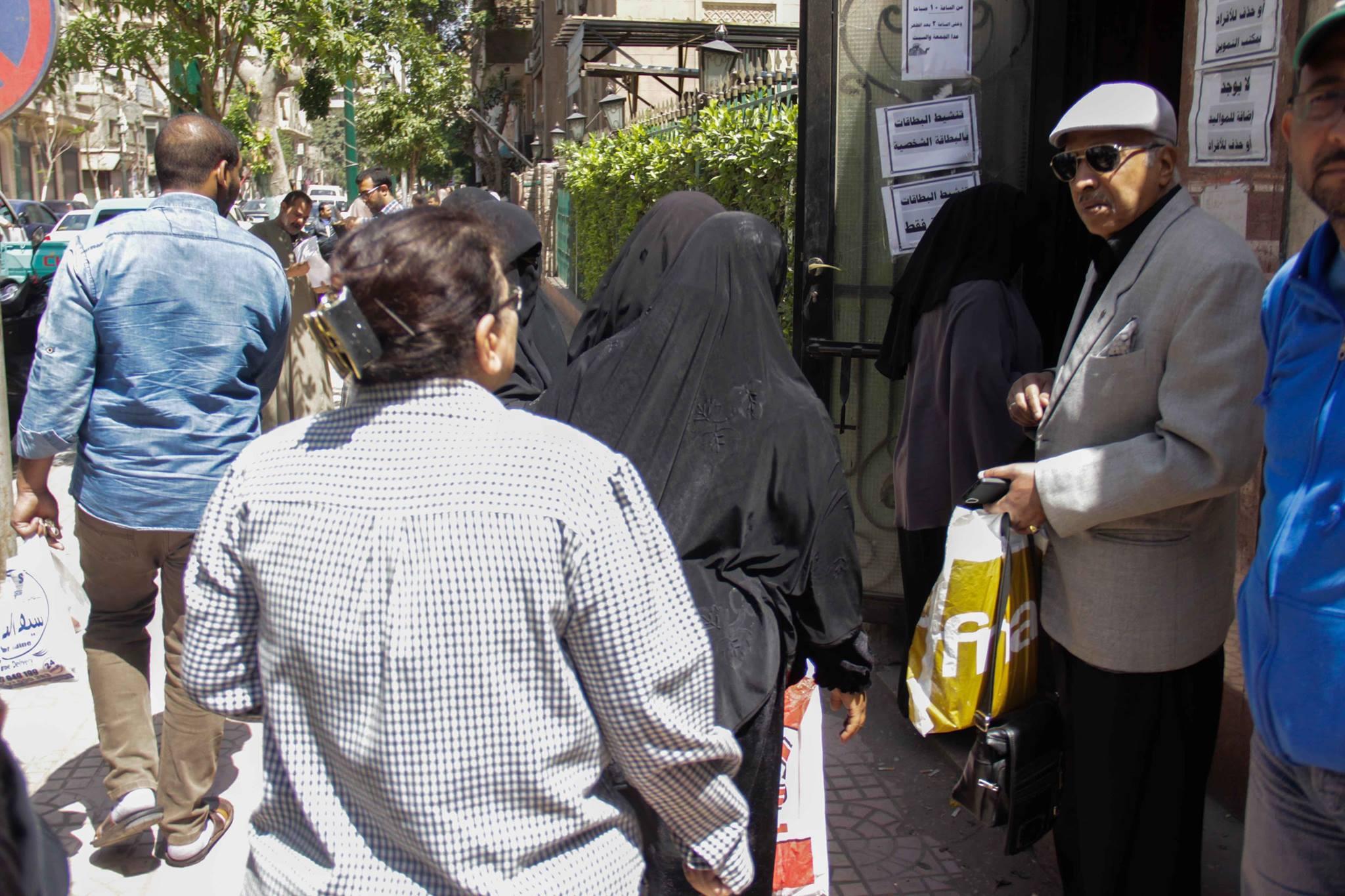 بالصور.. وقفة لأصحاب مستودعات الدقيق أمام وزارة التموين