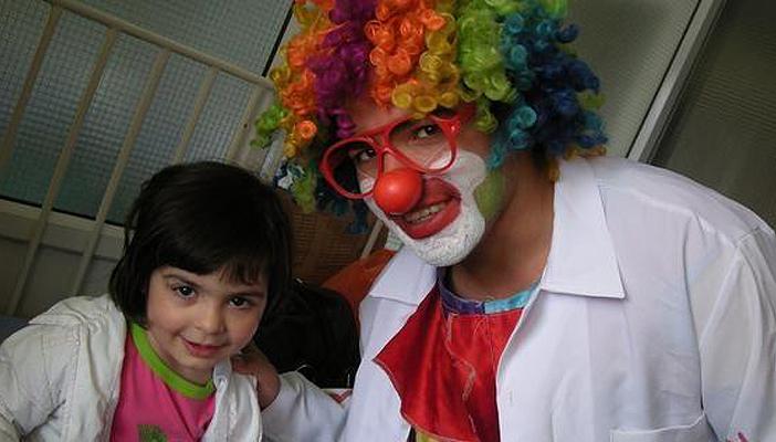 “الطبيب المهرج”.. يعالج الأطفال بالضحك