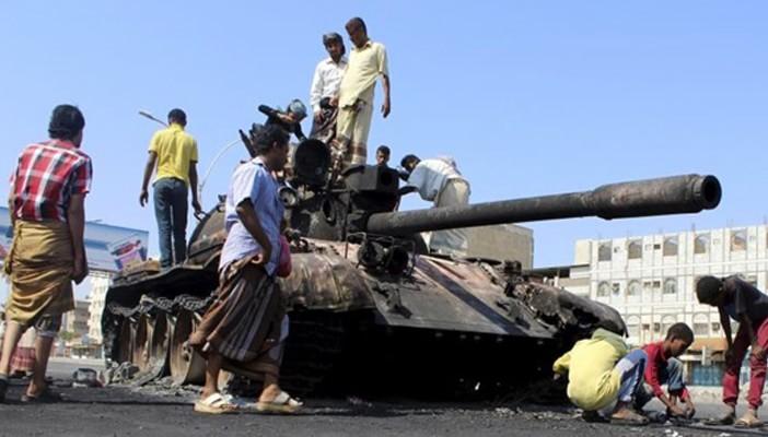 شباب المقاومة بعدن يفجرو دبابات للحوثيين