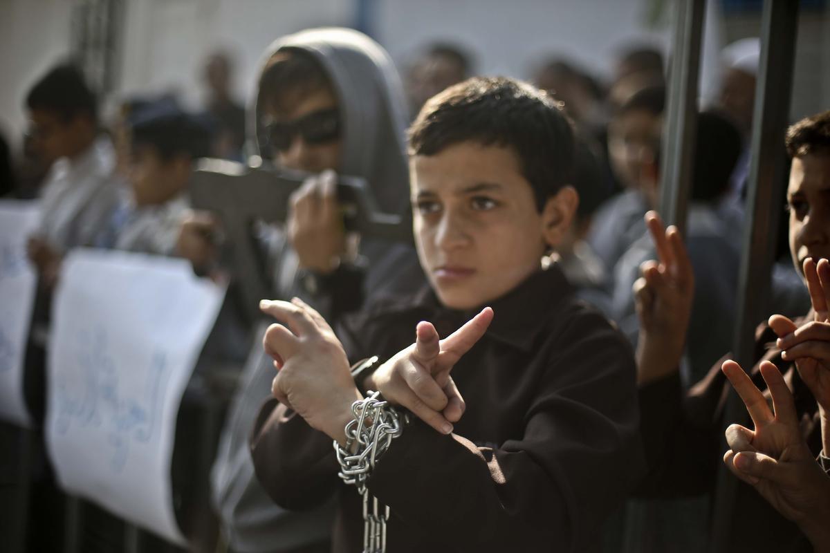 في يوم الطفل الفسطيني.. نرصد معاناة الصغار بين النيران وخلف القضبان