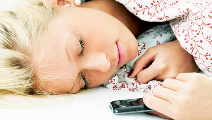 تجربة علمية تكشف خطورة وضع المحمول جانب الرأس أثناء النوم