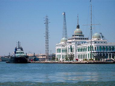 المحافظ يطالب أسر شهداء بورسعيد بالتوجه لصرف مستحقاتهم