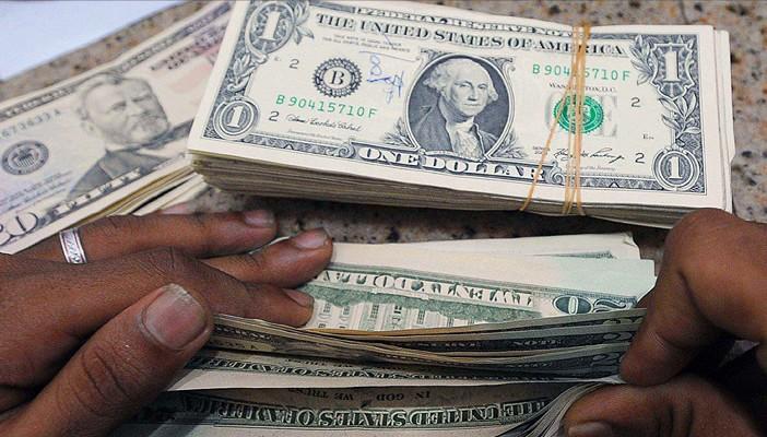 الدولار يعاود اشتعاله.. وخبير لـ”رصد”: قيود “المركزي” السبب