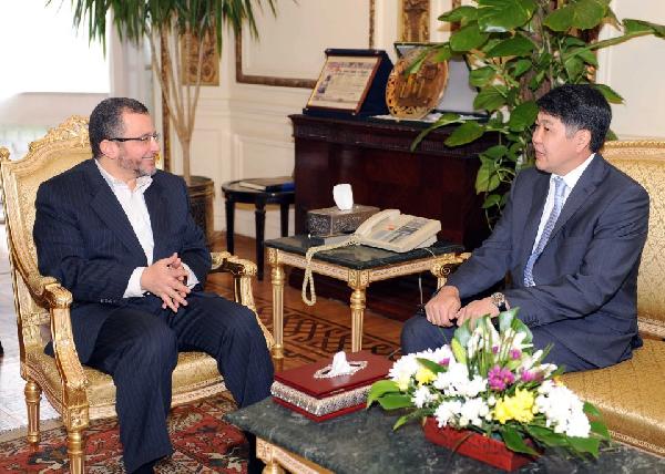 قنديل يتسلم رسالة رئيس وزراء كازاخستان