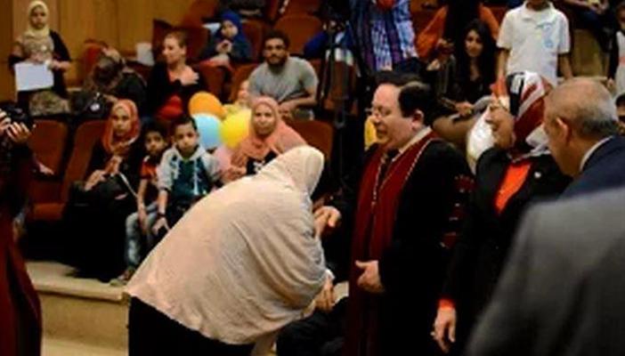 بالفيديو.. سيدة فقيرة تقبّل يد قس حقق حلمها برحلة عمرة