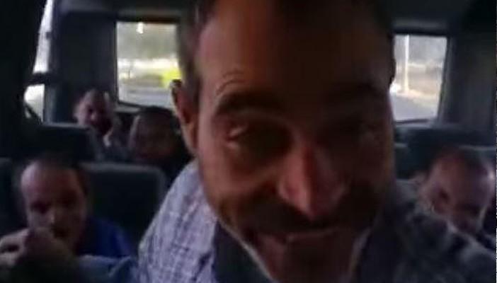 بالفيديو.. عامل مصري بارع في تقليد شخصيات الأفلام