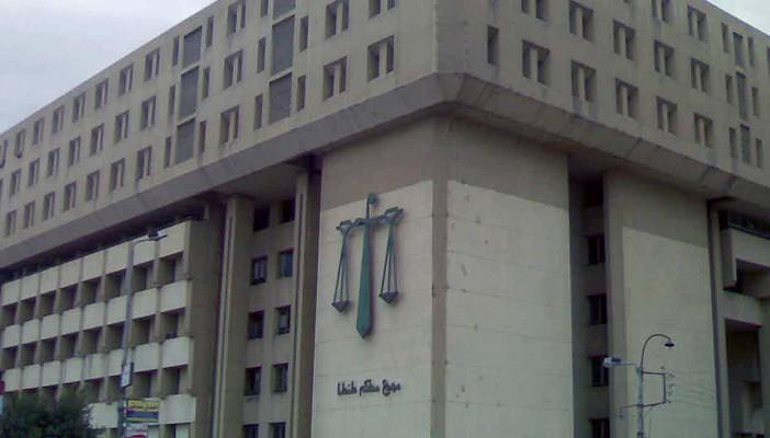 بالفيديو.. محاكمة 9 ضباط بتهمة قتل أسرة كاملة “بالخطأ”