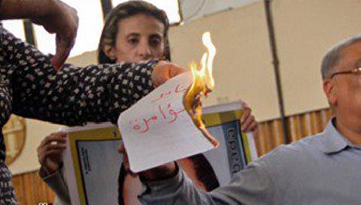 أنصار مبارك يشعلون النار بلافتة كتبوا عليها “نكسة 25 يناير”