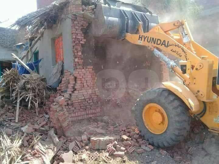 هدم منازل نوسا البحر بالدقهلية.. والأهالي:”ملناش غير الترب نبات فيها”