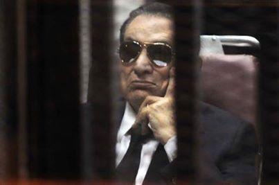 فيديو..مبارك يرسل قبلة على الهواء لأنصاره أثناء محاكمته