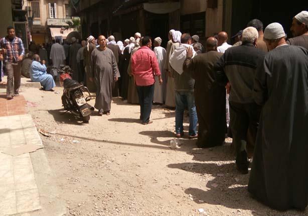 أصحاب المعاشات يصطفون بالمئات لصرف مستحقاتهم بالبحيرة