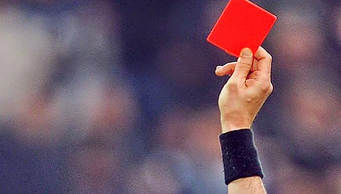 بالفيديو.. حكم يطرد لاعبا ثم يمنحه ركلة جزاء