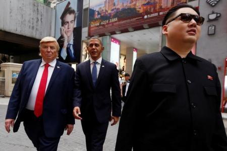 مقلدون لـ “ترامب وأوباما وكيم” يلفتون الأنظار في شوارع هونج كونج
