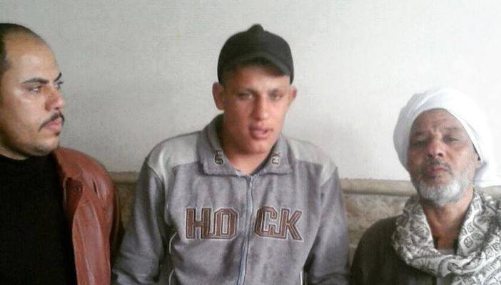 بالصور.. فيس بوك يعيد شاب إلى أحضان أسرته بعد غياب 20 عامًا